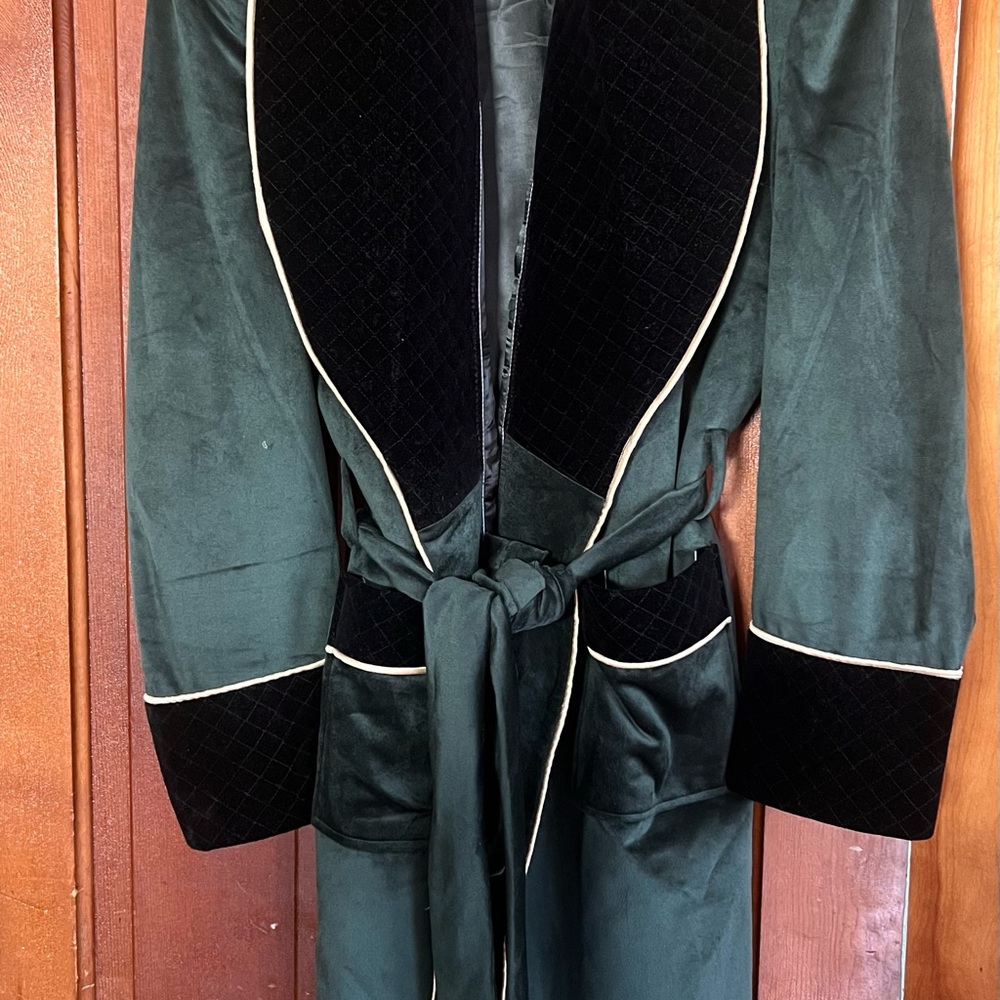 Elegant Men's Green Velvet Jacket with Black Trim